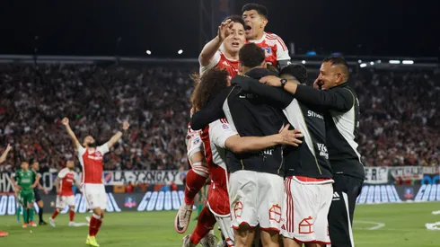 Los jugadores de Colo Colo festejan el gol de Maximiliano Falcón en el triunfo por 2-1 ante Audax Italiano.