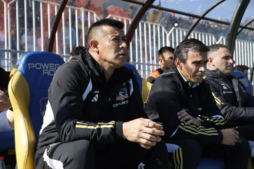 Jorge Almirón junto a Maximiliano Velásquez y más atrás, Pablo Manusovich. | Imagen: Photosport.