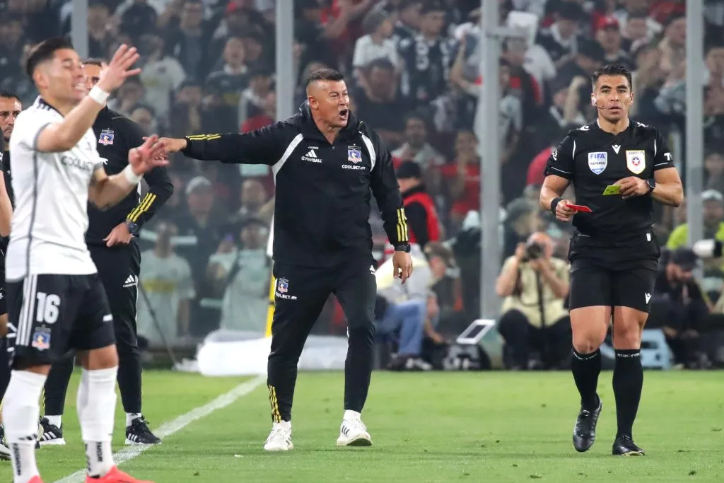 Jorge Almirón expulsado en el partido frente a Universidad Católica. (Foto: Photosport)