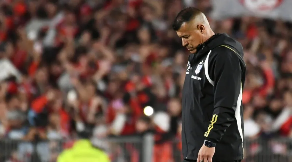 Jorge Almirón está contra la espada y la pared en Colo Colo