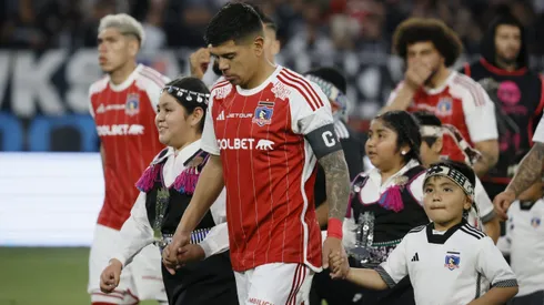 Colo Colo presentó su nueva camiseta roja.