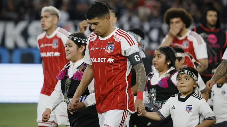 Colo Colo presentó su nueva camiseta roja.
