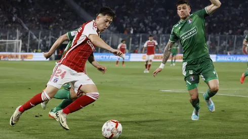 Futbol, Colo Colo vs Audax Italiano Fecha 27, campeonato Nacional 2024. El jugador de Colo Colo Leandro Hernandez, izquierda, disputa el balon con Daniel Pina de Audax Italiano durante el partido de primera division realizado en el estadio Monumental de Santiago, Chile. 06/10/2024 Dragomir Yankovic/Photosport Football, Colo Colo vs Audax Italiano 27th turn, 2024 National Championship. Colo ColoÕs player Leandro Hernandez, left, vies for the ball against Daniel Pina of Audax Italiano during the first division match held at the Monumental stadium in Santiago, Chile. 06/10/2024 Dragomir Yankovic/Photosport