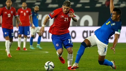 Carlos Palacios enfrentando a Brasil en la victoria por 1-0 de la Canarinha en su última visita a Chile por las Eliminatorias 2022.