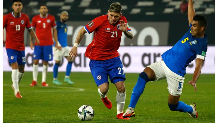 Carlos Palacios enfrentando a Brasil en la victoria por 1-0 de la Canarinha en su última visita a Chile por las Eliminatorias 2022.