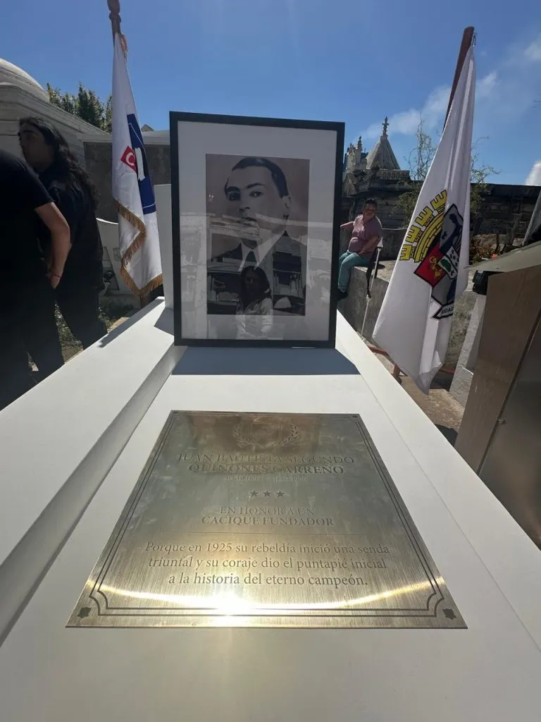 La tumba del fundador de Colo Colo, Juan Quiñones, en Constitución