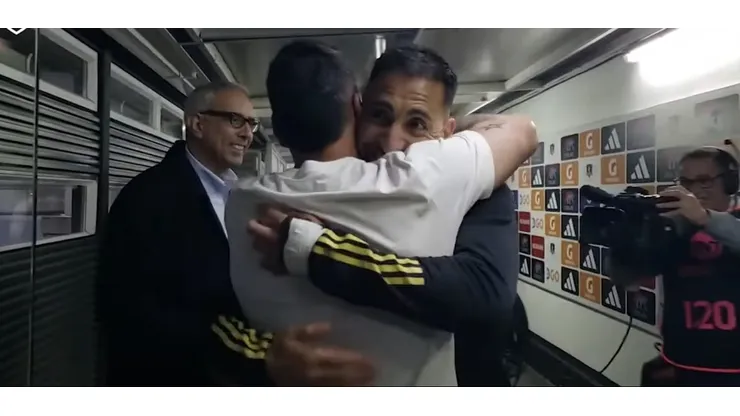 El divertido reencuentro entre Esteban Paredes y Javier Correa tras triunfo de Colo Colo.