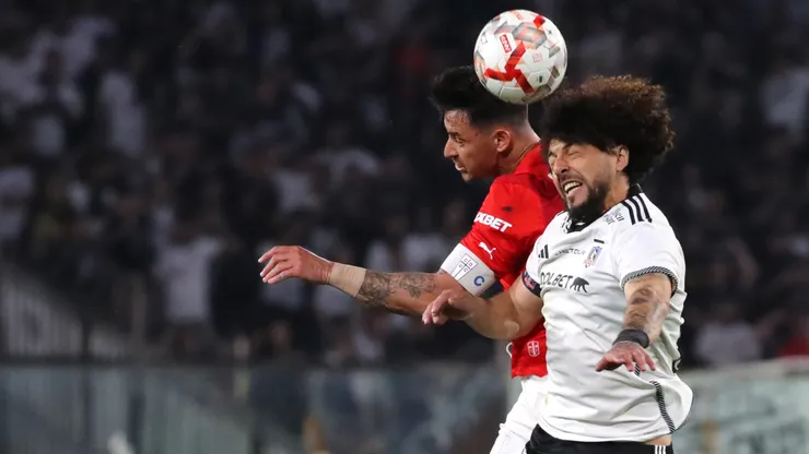 Futbol, Colo Colo vs Universidad Catolica. Fecha 24, Campeonato Nacional 2024. El jugador de Colo Colo Maximiliano Falcon, derecha, disputa el balon contra Fernando Zampedri de Universidad Catolica durante el partido de primera division disputado en el estadio Monumental en Santiago, Chile. 03/10/2024 Jonnathan Oyarzun/Photosport Football, Colo Colo vs Universidad Catolica. 24th turn, 2024 National Championship. Colo Colo's player Maximiliano Falcon, right, vies the ball against Fernando Zampedri of Universidad Catolica during the first division match held at the Monumental stadium in Santiago, Chile. 03/10/2024 Jonnathan Oyarzun/Photosport