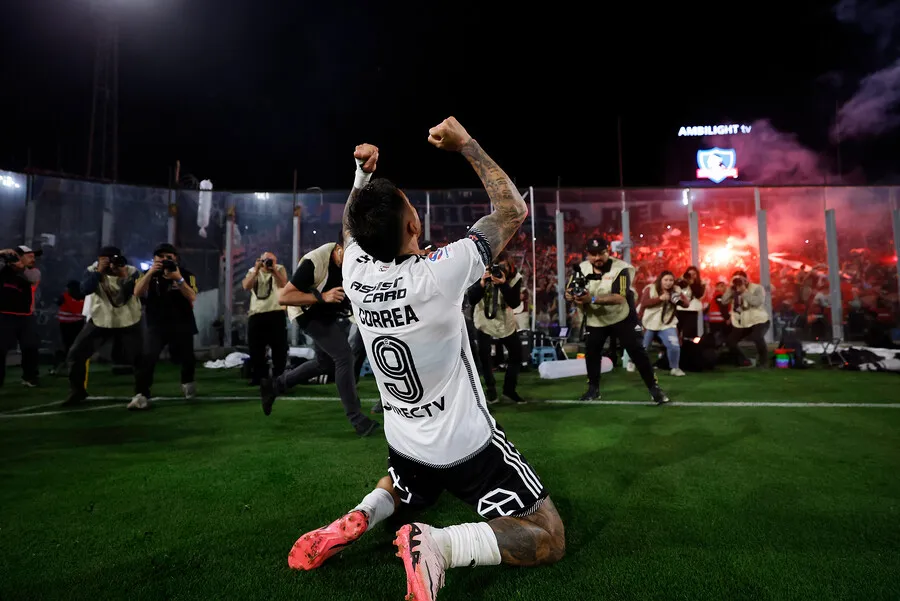 Kavier Correa y su cariño a la hinchada de Colo Colo. Imagen: Pepe Alvujar/Photosport