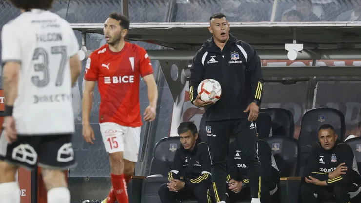 En Colo Colo defienden con todo a Jorge Almirón.
