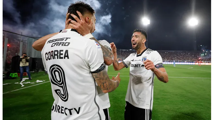 Los jugadores de Colo Colo festejan el gol de Javier Correa en la victoria por 1-0 ante Universidad Católica.