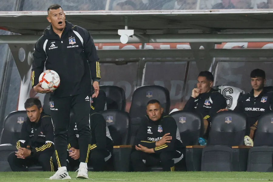 Jorge Almirón fue expulsado en la victoria ante Universidad Católica. Imagen: Dragomir Yankovic/Photosport