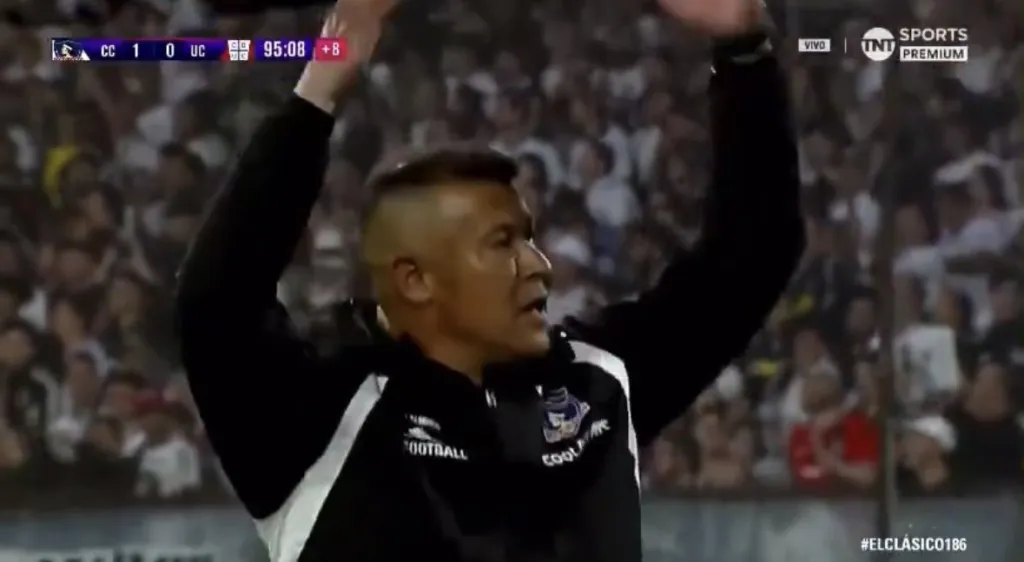 Jorge Almirón se retira de la cancha alentando al público de Colo Colo