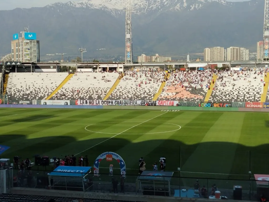 El lienzo de los hinchas de Colo Colo dedicado a Esteban Pavez. (Foto: DaleAlbo)