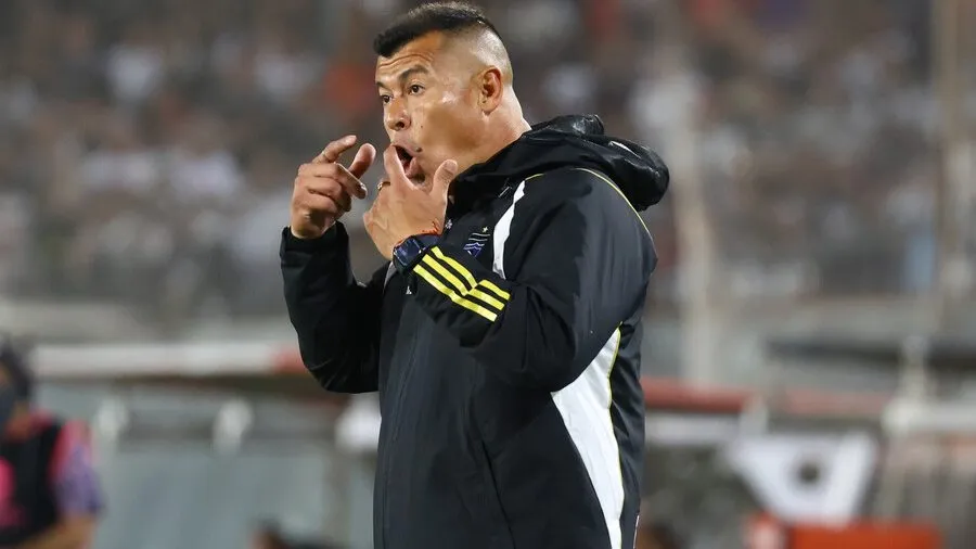 Jorge Almirón deberá tener ojo con el reglamento ante la UC. Imagen: Marcelo Hernandez/Photosport