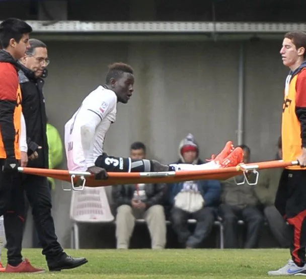 Mou Jadama saliendo lesionado en el partido ante Ñublense por la Copa Chile. Imagen: Colo Colo
