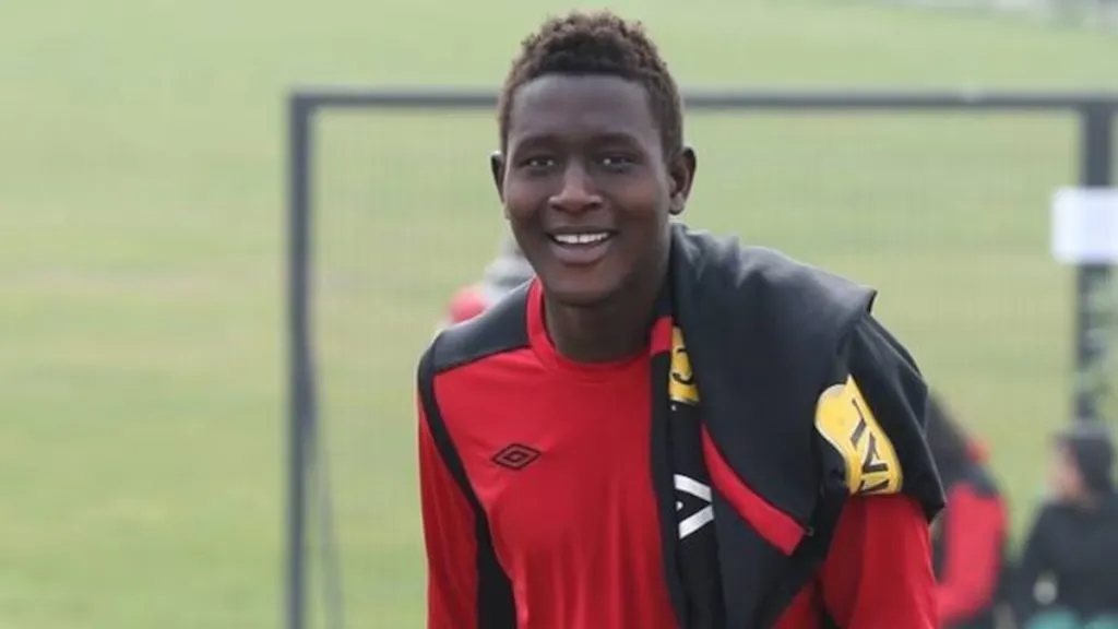 Mou Jadama cuando visitó la camiseta de Colo Colo. Imagen: Archivo