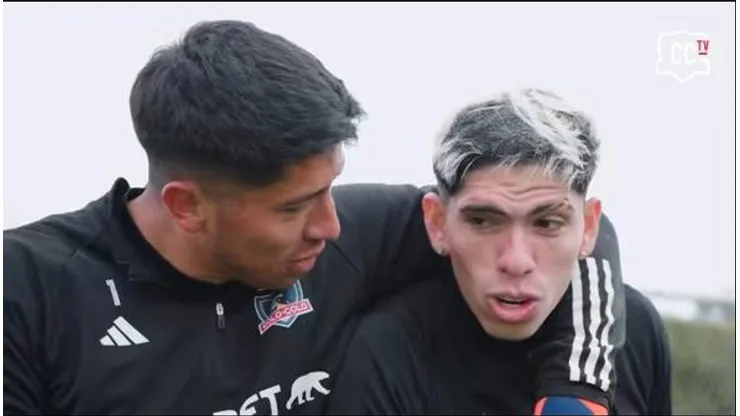 El divertido momento entre Carlos Palacios y Brayan Cortés en Colo Colo.