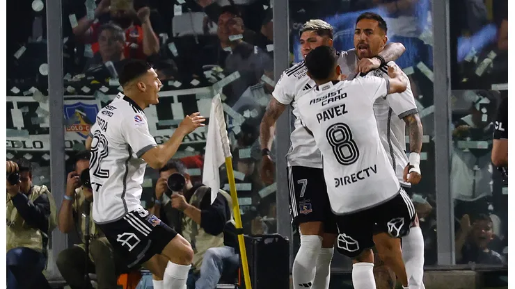 Los jugadores de Colo Colo festejan el gol de Javier Correa en la victoria por 2-0 ante Cobresal.