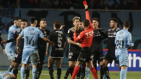 Futbol, O’higgins vs Colo Colo Cuartos de final - Ida, Copa Chile 2024. El arbitro Victor Manzor le muestra tarjeta roja al jugador de Colo Colo Arturo Vidal, durante el partido de cuartos de final de Copa Chile 2024 frente a O’higgins realizado en el Estadio El Teniente de Rancagua, Chile. 23/6/2024 Jorge Loyola/Photosport Football, O’higgins vs Colo Colo Round of 8, 2024 Copa Chile Championship. Referee Victor Manzor a shows a red card to Colo Colo player Arturo Vidal, during the round of 8 match of the Copa Chile Championship against O’higgins at the El Teniente stadium in Rancagua, Chile. 23/6/2024 Jorge Loyola/Photosport