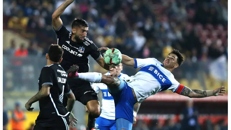 Emiliano Amor y Fernando Zampedri disputan el balón en el anterior Clásico Moderno.
