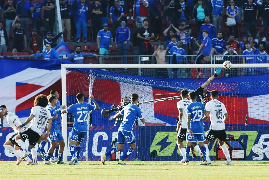 Colo Colo y Universidad de Chile enfrentándose en el Campeonato Nacional. (Foto: Photosport)