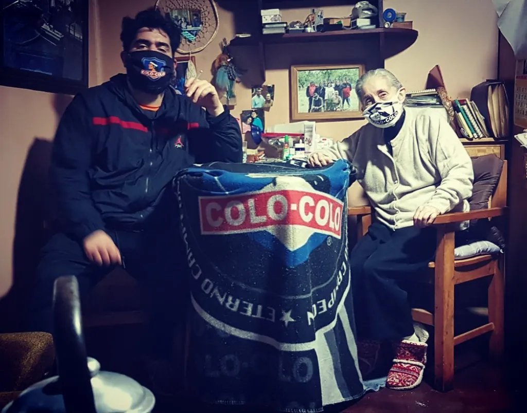 Ulises Infante junto a su abuela compartiendo el amor por Colo Colo