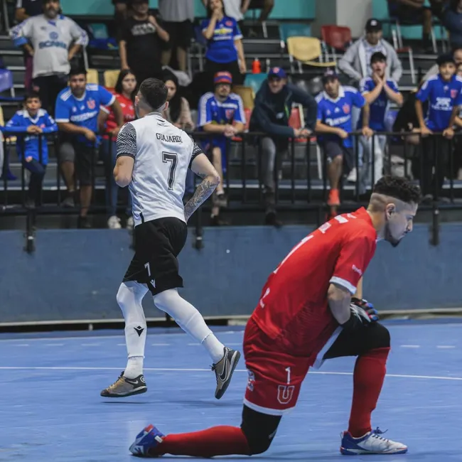 Superclásico: El '7' de Colo Colo dejó de rodillas al arquero de la U. | Imagen: CSD Colo Colo.