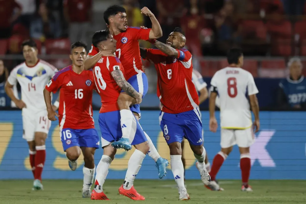 Gabriel Suazo y Arturo Vidal celebrando en la Selección Chilena. (Foto: Photosport)