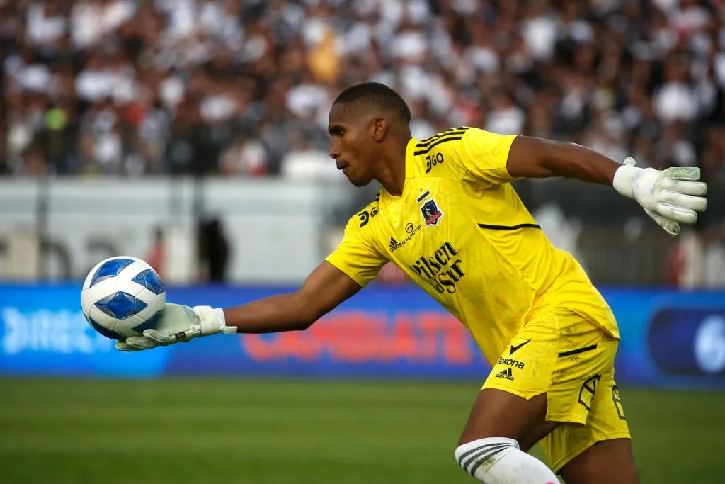 Omar Carabalí deberá buscar un nuevo destino, pues finaliza contrato en Colo Colo. Imagen: Jonnathan Oyarzun/Photosport
