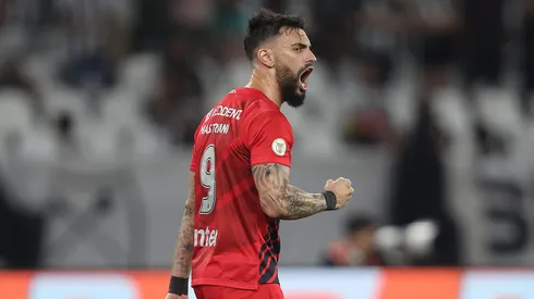 En Brasil aseguran que Colo Colo busca a goleador de Athletico Paranaense.