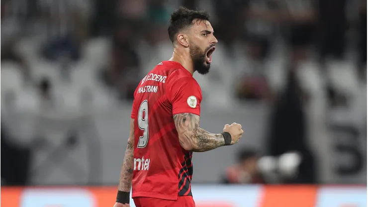 En Brasil aseguran que Colo Colo busca a goleador de Athletico Paranaense.
