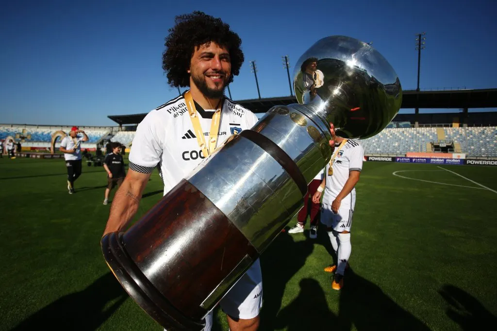 Maximiliano Falcón con el trofeo de la Supercopa. (Foto: Photosport)