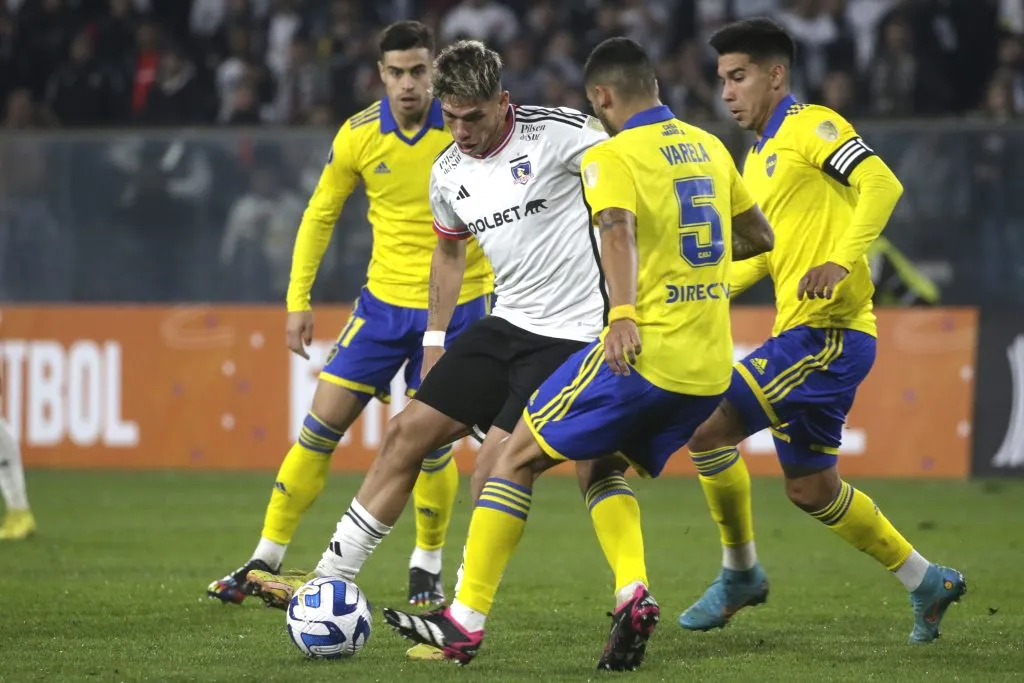 Carlos Palacios enfrentándose a Boca Juniors con Colo Colo. (Foto: Photosport)