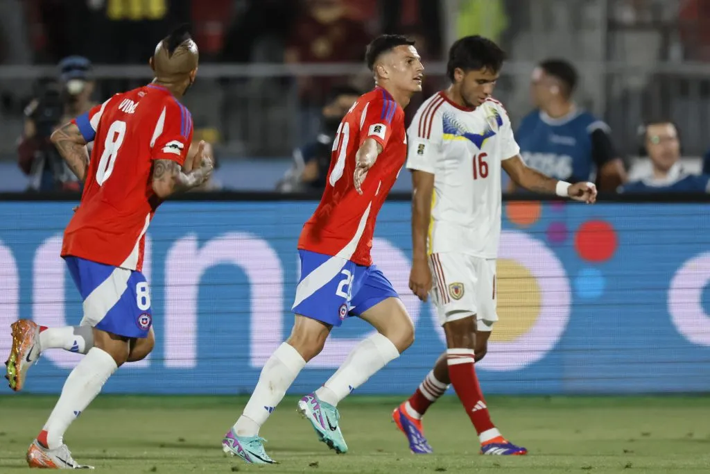 Lucas Cepeda celebrando su gol en la Selección Chilena. (Foto: Photosport)