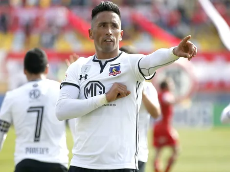 Lucas Barrios resalta a Colo Colo en su museo de camisetas y trofeos