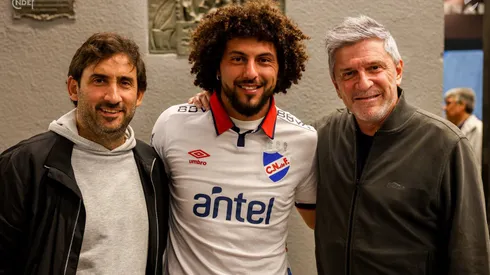 Maxi Falcón posó este viernes con la camiseta de Nacional junto a sus dirigentes.