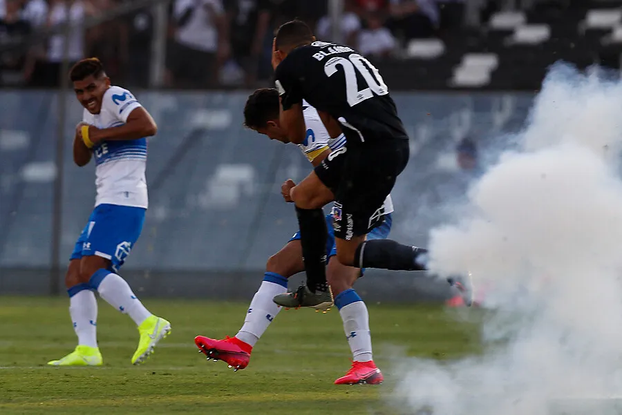 Blanco y Negro recibió multa por los incidentes entre Colo Colo y Universidad Católica. Imagen: Dragomir Yankovic/Photosport