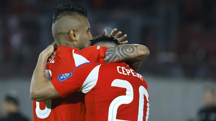 Arturo Vidal defiende a muerte a Lucas Cepeda.