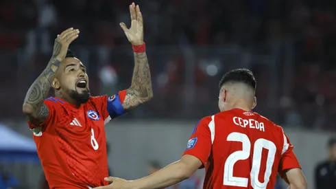 Vidal celebra el golazo de Lucas Cepeda por la Selección