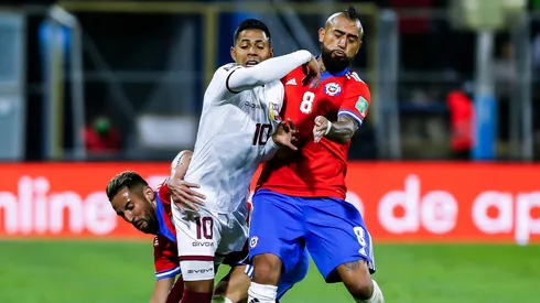 Arturo Vidal y Mauricio Isla disputan la pelota con Richard Celis.