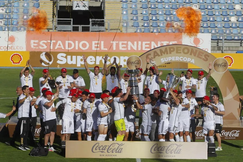 Jugadores de Colo Colo levantando la Supercopa. (Foto: Photosport)