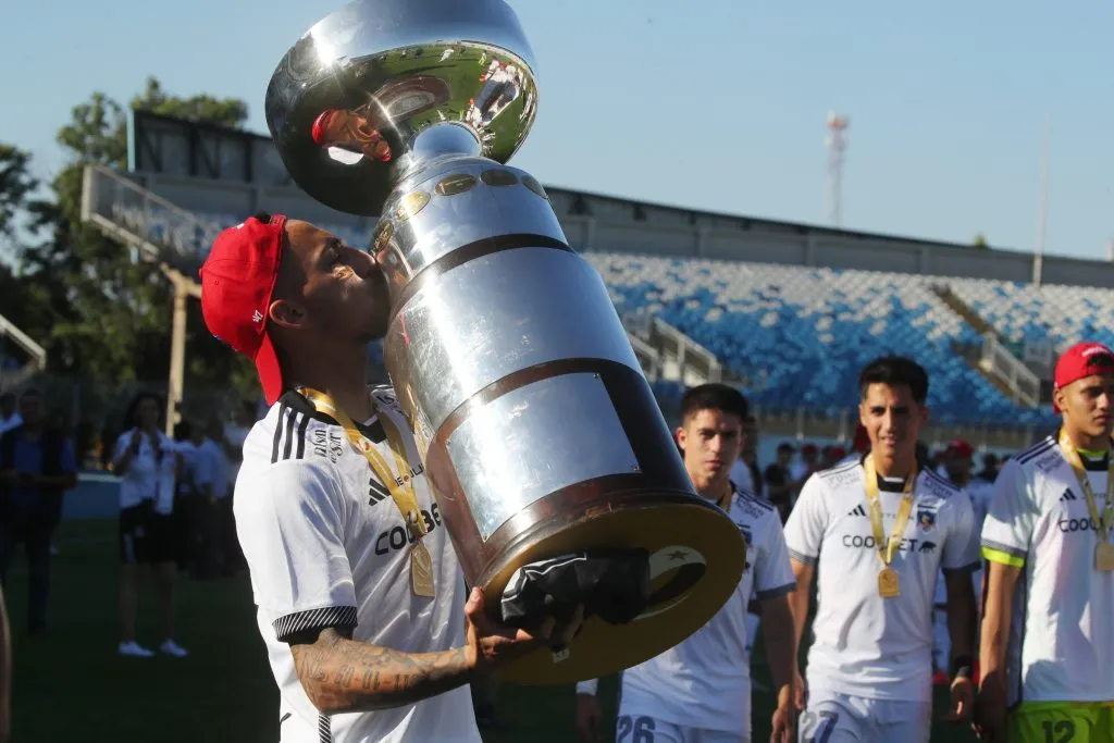 Javier Correa alzando la Supercopa. (Foto: Photosport)