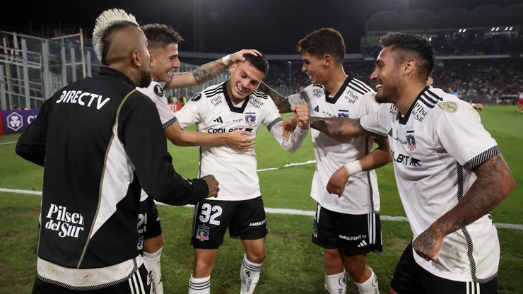 Lucas Cepeda, de gran año en Colo Colo, festeja su gol con sus compañeros.