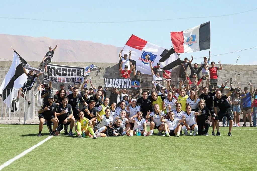 Colo Colo femenino con los hinchas de Iquique. (Foto: colocolofemenino)