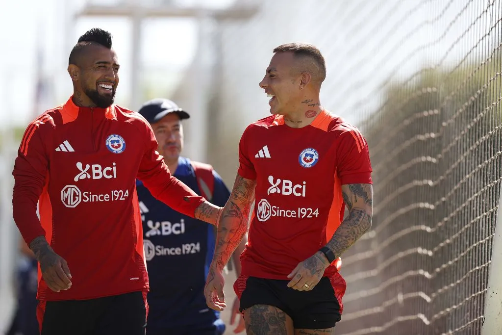 Arturo Vidal junto a Eduardo Vargas en el entrenamiento de la Roja. (Foto: Gerencia de Comunicaciones y Asuntos Corporativos de la Federación de Fútbol de Chile)