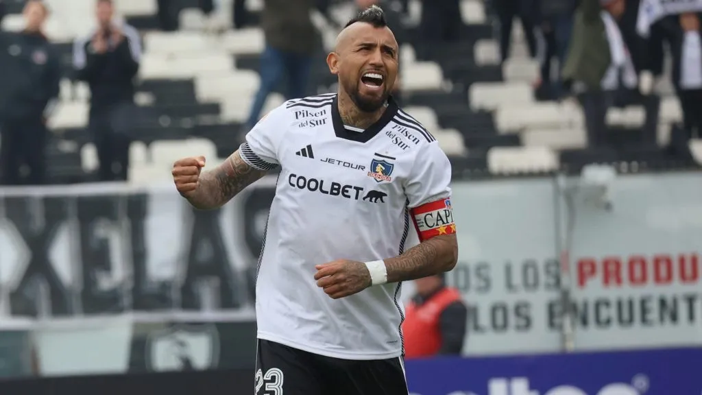 Arturo Vidal renueva su contrato con Colo Colo.