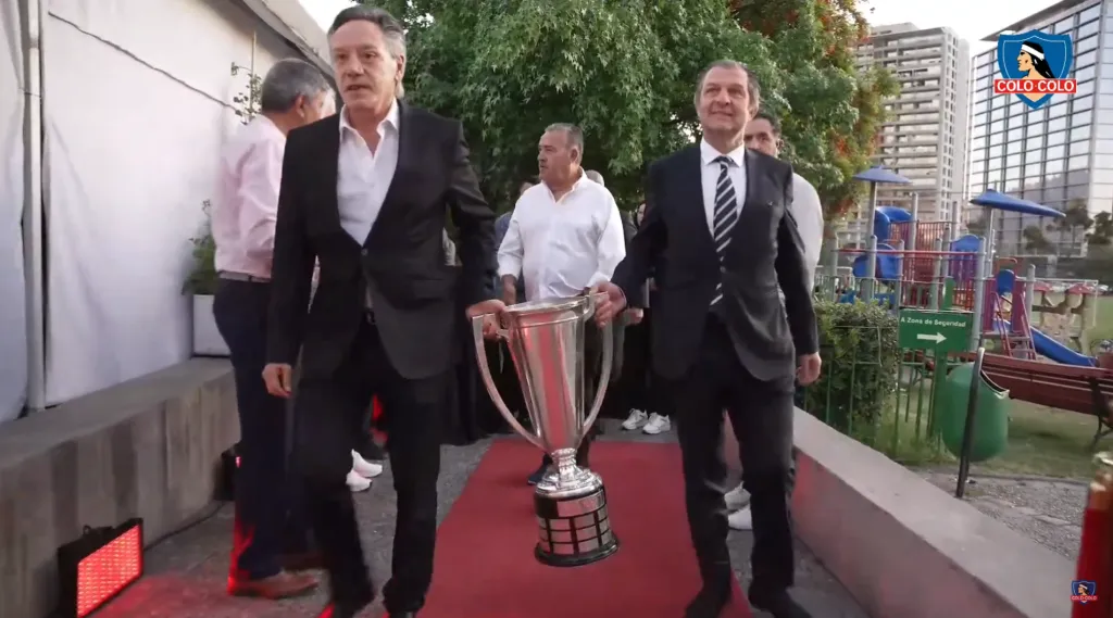 Dragicevic y Mosa con la copa “34” ganada por Colo Colo | Foto: Captura Colo Colo