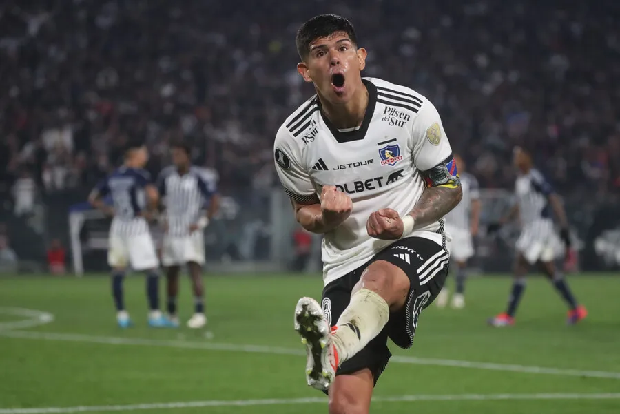 Esteban Pavez se lanza contra Universidad de Chile. Imagen: Jonnathan Oyarzun/Photosport