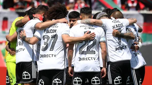 Un pie y medio fuera: Dos figuras de Colo Colo ven de lejos su renovación.